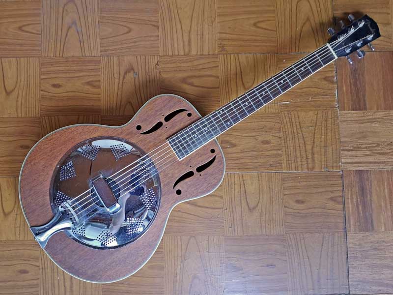 Fender FR93 (リゾネイト・ギター)
